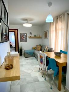 sala de estar con mesa y sofá en MyChoice Pitiusa by Bossh! Apartments, en Rota