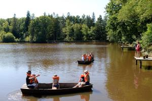 dos grupos de personas en barcos en un lago en Village Huttopia Senonches - Perche en Senonches