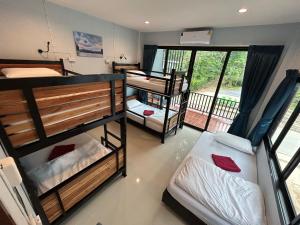 Двухъярусная кровать или двухъярусные кровати в номере Boom Hostel Khao Sok