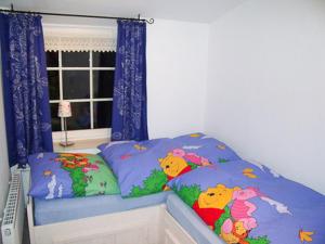新哈林格西爾的住宿－Ferienhaus Treibholz II，一间卧室配有带双 ⁇ 枕头的床