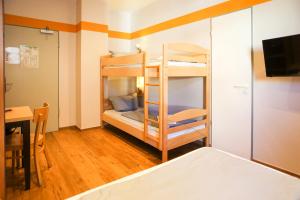 Cama ou camas em um quarto em acama Hotel & Hostel Kreuzberg