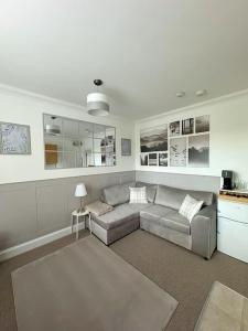 uma sala de estar com um sofá e uma mesa em Contemporary Urban Retreat in Central Reading em Reading