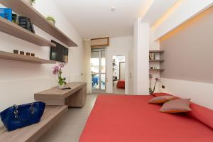 een slaapkamer met een rood bed en een rood tapijt bij Zenit Hotel in Giulianova