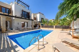 een afbeelding van een villa met zwembad bij Villa Greco Mare #40 in Protaras