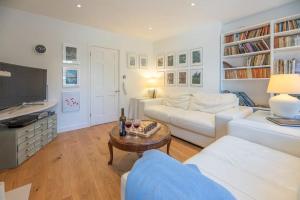 uma sala de estar com um sofá branco e uma mesa em 8 Bredfield Street em Woodbridge