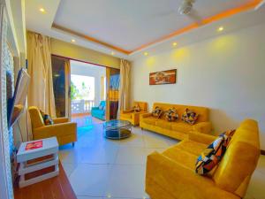 Area tempat duduk di Raha Beachfront Apartment Mombasa shanzu with beautiful sea view