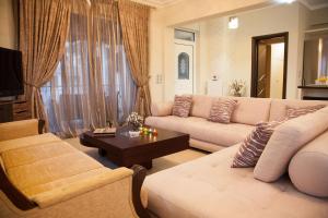 Gerasimos Dream House - 7 Minutes from the Airport في Lakíthra: غرفة معيشة مع أريكة وطاولة