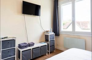 Et tv og/eller underholdning på Villa des Palmiers, Chambre 2, Lit double