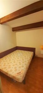 puste łóżko w pokoju z materacem w obiekcie TERRASSES DE LA PLAGE Joli T2 cabine proche plage Richelieu Cap d'Agde TERRASSES DE LA PLAGE w Cap d'Agde