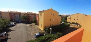 z góry widok na parking z budynkami w obiekcie TERRASSES DE LA PLAGE Joli T2 cabine proche plage Richelieu Cap d'Agde TERRASSES DE LA PLAGE w Cap d'Agde