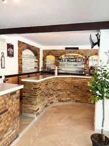 un bar de ladrillo en un restaurante con una pared de ladrillo en Chalet N13 en Saint-Julien-de-Peyrolas
