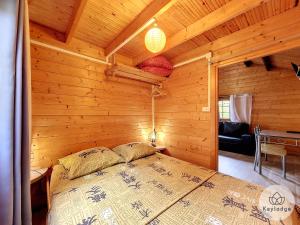 Postel nebo postele na pokoji v ubytování Scheffléra - Bungalow aux Makes - Saint-Louis