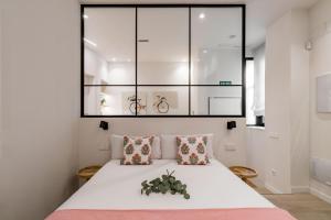 マドリードにあるCharming La Almudenaのベッドルーム1室(大きな白いベッド1台、枕2つ付)