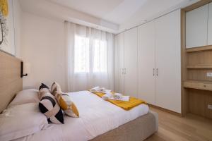 1 dormitorio con 1 cama con armarios blancos en C3 2 Rooms Croisette, AC Balcony Parking 1min Beach, en Cannes