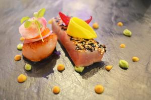 a close up of a piece of food on a plate at Eden Part' - Appartement avec jardin privé à Baie-Mahault in Baie-Mahault