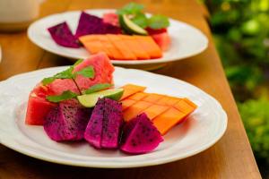 dos platos de frutas y hortalizas en una mesa en Sastra Ubud House en Ubud