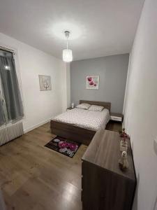 um quarto com uma cama e uma mesa em Maison indépendante Chambly 3 chambres em Chambly