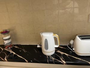 De Luxe apartment 1 في ليستر: كونتر توب مع آلة صنع القهوة ومحمصة