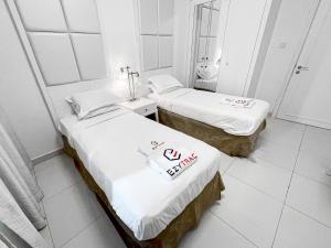 Cama ou camas em um quarto em 3 Bed at Dubai Mall Street Downtown by Ezytrac Vacation Homes