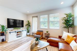 TV/trung tâm giải trí tại Plumeria Retreat - Modern, 3-story townhome with pool & patio - near downtown & the beach