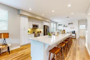 Nhà bếp/bếp nhỏ tại Plumeria Retreat - Modern, 3-story townhome with pool & patio - near downtown & the beach