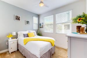 Giường trong phòng chung tại Plumeria Retreat - Modern, 3-story townhome with pool & patio - near downtown & the beach +20 ảnh