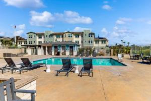 Hồ bơi trong/gần Plumeria Retreat - Modern, 3-story townhome with pool & patio - near downtown & the beach