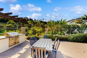 Ban công/sân hiên tại Plumeria Retreat - Modern, 3-story townhome with pool & patio - near downtown & the beach