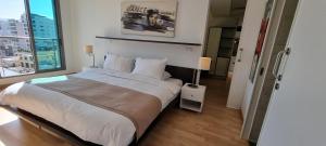 Postel nebo postele na pokoji v ubytování Sky Suites + 37 fotografií