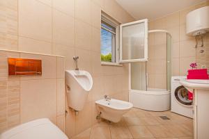 ムリニにあるApartment Iveのトイレと洗面台付きのバスルーム +59枚の写真
