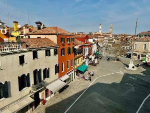 une vue sur une rue de la ville avec des bâtiments dans l'établissement SEDO3032A • [Venezia Central] • Luxury House •, à Venise