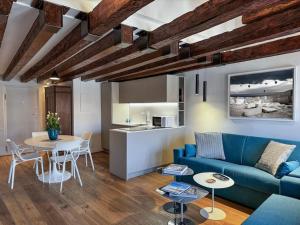 - un salon avec un canapé bleu et une table dans l'établissement SEDO3032A • [Venezia Central] • Luxury House •, à Venise