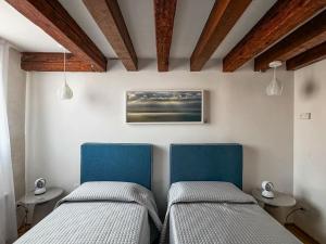sypialnia z 2 łóżkami i 2 stołami z lampkami w obiekcie SEDO3032A • [Venezia Central] • Luxury House • w Wenecji
