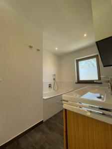 タイゼンドルフにあるFerienwohnungen Vogelauの洗面台と浴槽のあるバスルーム +26枚の写真