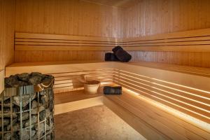 拉克呂薩的住宿－Chalet Backflip - OVO Network，一间带木镶板墙和浴缸的桑拿浴室