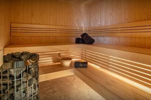 una sauna con paredes revestidas de madera y una bañera en Chalet Backflip - OVO Network, en La Clusaz