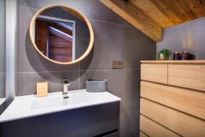 un baño con lavabo y espejo en Chalet Backflip - OVO Network, en La Clusaz 23 fotos más