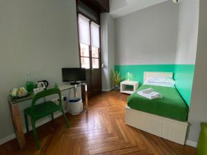sypialnia z łóżkiem, biurkiem i krzesłem w obiekcie GIO'EL Happiness Guest House w Bergamo