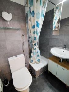 een badkamer met een toilet en een wastafel bij Ferienpark K04-009 Ferienpark in Heiligenhafen