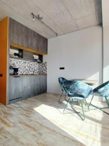 um quarto com duas cadeiras e uma cozinha em L1apartment em Kiev