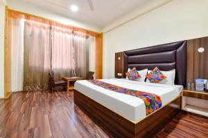 a bedroom with a large bed in a room at FabHotel Manali Heaven in Manāli