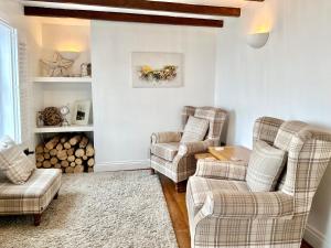 two chairs and a couch in a living room at Harbourside in Staithes