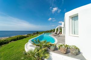 サン・リュイスにあるVilla Gaudinaの海辺のスイミングプール付きホワイトハウス