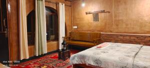 Zimmer mit einem Bett und einer Badewanne in der Unterkunft ANGELSNESTMOUNTAINVIEW in Chegāt