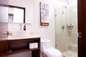 ein Badezimmer mit Toilette, Waschbecken und Dusche in der Unterkunft Spacious Apartment with Private Balcony & Ocean View - Brujas in La Florida + 16 Fotos