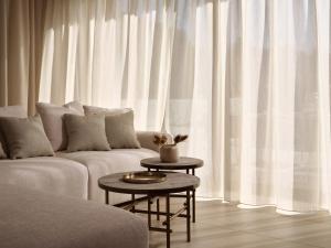 ein Wohnzimmer mit Sofa und Tisch in der Unterkunft SOLEIL LUXURY VILLAS in Lithakia + 33 Fotos