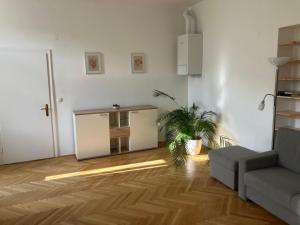 sala de estar con sofá y mesa en Ruhige Wohnung in Helenental, en Baden