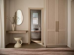 ein Schlafzimmer mit einer Tür, die zu einem Badezimmer führt in der Unterkunft SOLEIL LUXURY VILLAS in Lithakia