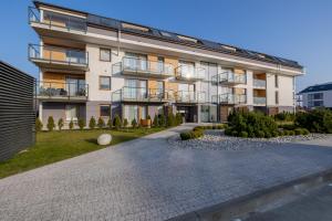 un condominio con vialetto di ghiaia di Marynarska Modern Apartment with Parking by Renters a Sarbinowo
