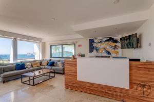 マサトランにあるHermosa terraza con vista a la laguna!のソファとテーブルのあるリビングルーム